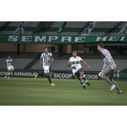 Coritiba e Atlético entram em campo buscando reabilitação e fugir da ZR4